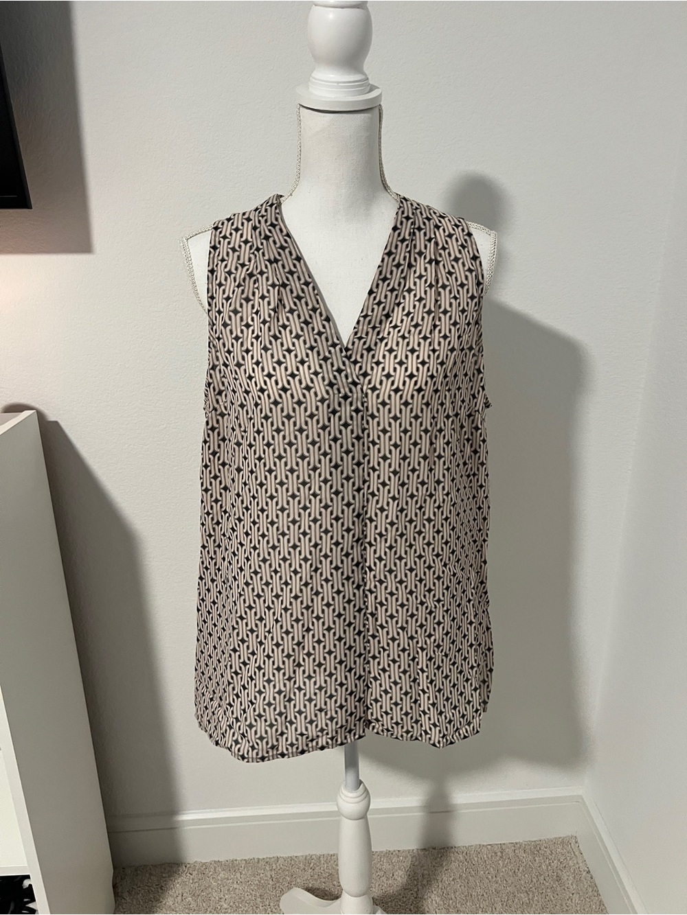 EUC Banana Republic Sleeveless V-Neck Patterned Top - Pink & Gray - XL